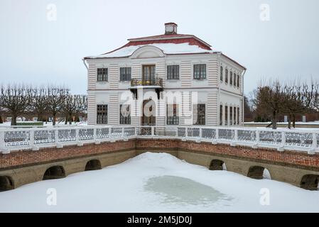 PETERHOF, RUSSLAND - 12. FEBRUAR 2022: Ein wolkiger Wintertag im Marly Pavillon. Petrodvorets, Russland Stockfoto