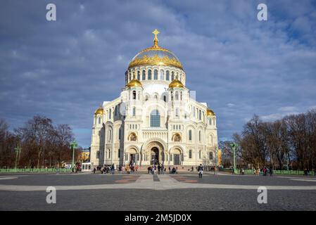 KRONSTADT, RUSSLAND - 01. MAI 2022: ST. Nicholas Kathedrale (Marinekathedrale) an einem Frühlingstag. Kronstadt, Russland Stockfoto