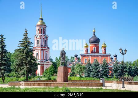 STARAYA RUSSA, RUSSLAND - 25. JUNI 2022: Blick auf die Auferstehungskathedrale und das Denkmal für Lenin. Staraya Russa, Russland Stockfoto