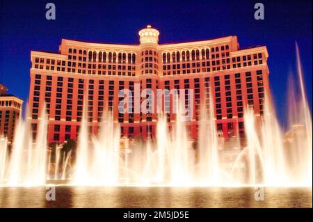 Die Brunnen-Show beginnt in den See als Frontmann der Bellagio Resort, Hotel und Casino auf dem Strip in Las Vegas, Nevada Stockfoto