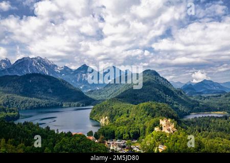 Das Schloss Hohenschwangau befindet sich im Bayerischen Wald über Schwansee und Alpsee in Süddeutschland. Stockfoto