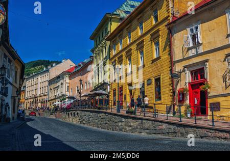 Banska Stiavnica, Slowakei - 14. August 2021: Stadtbild - Straße einer wunderschönen historischen Stadt mit mittelalterlicher Architektur - farbenfrohe Hausfassaden Stockfoto