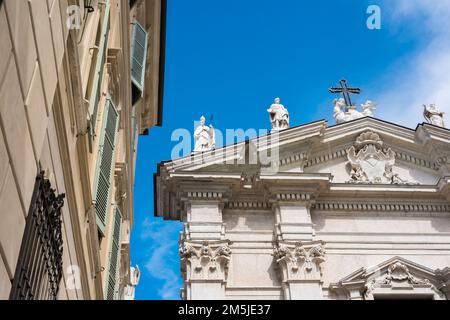 Italien Barock, Blick auf einen Abschnitt der dekorierten Pedimente der barocken Fassade des Eingangs zur Cattedrale di San Pietro in Mantua, Italien Stockfoto