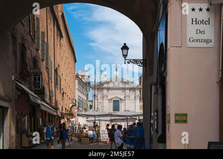 Mantua Italien, Blick vom Torbogen aus der Renaissance in Richtung der belebten Piazza Sordello und der barocken Kathedrale im Zentrum von Mantua, Lombardei Italien Stockfoto
