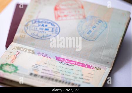 Nahaufnahme eines Passes mit iranischem Visum. Stockfoto