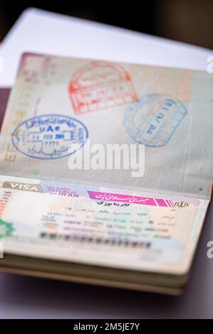 Nahaufnahme eines Passes mit iranischem Visum. Stockfoto