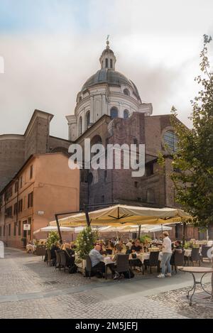 Piazza Mantua Italien, im Sommer können Sie an den Cafétischen auf der Piazza Leon Battista Alberti vor der Kulisse der Kirche Sant'Andrea speisen Stockfoto