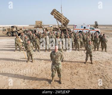 Mitglieder der 380. Expeditionary Medical Group posieren für ein Foto am Al Dhafra Air Base, Vereinigte Arabische Emirate, am 19. März 2022. Die 380. EMDG besteht aus Mitgliedern, die öffentliche Gesundheit, Bioumwelt, Pharmazie, Labor und Klinikerbringer betreuen. Stockfoto