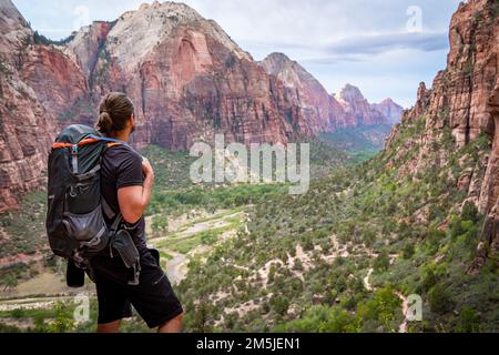 Wanderer mit Blick auf den Canyon des zion-Nationalparks Stockfoto