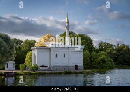 Puschkin, Russland - 12. Juli 2022: Blick auf die Moschee wie den türkischen Badepavillon in Zarskoye Selo Stockfoto