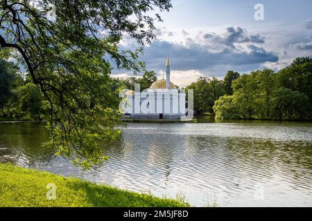 Puschkin, Russland - 12. Juli 2022: Blick auf die Moschee wie den türkischen Badepavillon in Zarskoye Selo Stockfoto