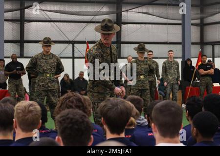 USA Marine Gunnery Sgt. Scott Ingram, Senior Drill Ingram bei Golf Company, 2. Recruit Training Bataillon, stellt sich Poolees bei Recruiting Station Cleveland vor, während einer Poolee-Veranstaltung in Rossford, OH, 19. März 2022. Der Zweck der Poolfunktion bestand darin, die Poolees auf die Ausbildung von Rekruten vorzubereiten, die Arbeitsmoral zu stärken und Fragen zu beantworten, die Familien über das Marine Corps haben könnten. Stockfoto