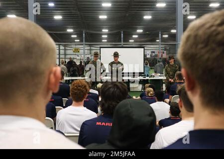 USA Marine Drill Instructors beim Marine Corps Recruit Depot Parris Island, S.C., beantworten Fragen von Poolees mit Recruiting Station Cleveland während einer Poolee-Veranstaltung in Rossford, OH, 19. März 2022. Der Zweck der Poolfunktion bestand darin, die Poolees auf die Ausbildung von Rekruten vorzubereiten, die Arbeitsmoral zu stärken und Fragen zu beantworten, die Familien über das Marine Corps haben könnten. Stockfoto
