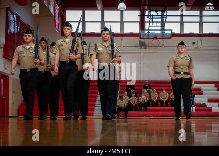 220319-N-WF272-1176 MOUNT HOLLY, N.J. (19. März 2022) Delaware Military Academy Navy Junior Reserve Officers Training Corps (NJROTC) Kadetten nehmen an einer bewaffneten Übung in der Rancocas Valley Regional High School, Mt. Holly, New Jersey, 19. März. Mitarbeiter im aktiven Dienst, in der Reserve und im Ruhestand meldeten sich freiwillig als Richter während der Übungsroutinen und um Informationen über ihre jeweiligen Militäreinrichtungen auszutauschen. Mehr als 450 Schüler aus 15 Schulen in New York, Pennsylvania, New Jersey und Delaware nahmen an den Übungen Teil. Stockfoto