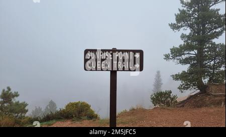 Schild mit sonnenaufgang am nebligen bryce Canyon Stockfoto