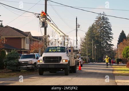 Elektriker, der Glasfaserkabel an einen Strommasten in Maple Ridge, British Columbia, Kanada anschließt. Stockfoto
