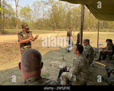 Oberstleutnant Muhammad Monowar Hossain, Offizier der Bangladesch-Armee, unterhält sich mit den USA Army Staff Sgt. Grant Holman (rechts), ein Spreng-Entsorgungstechniker des 303. EOD-Bataillons aus Schofield Barracks, Hawaii, spricht während der Übung Tiger Lightning 2022 Vorlesung über unkonventionelle Spreng- und Brandvorrichtungen im Konvoi, März 19, mit Mitgliedern der Bangladesch-Armee. 2022 im Ausbildungszentrum für Friedensunterstützungsoperationen des Bangladesch-Instituts in Dhaka, Bangladesch. TL22 ist eine bilaterale Übung, die von den USA gesponsert wird Kommando Indo-Pazifik und Gastgeber der Streitkräfte Bangladeschs, Stärkung von Bangladesh de Stockfoto