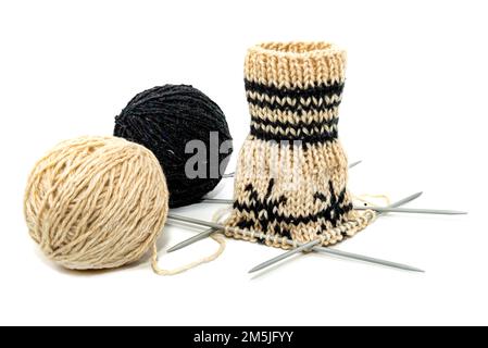 Clew mit Fäden und Stricknadeln auf weißem Hintergrund. Zusammenfügen. Stockfoto