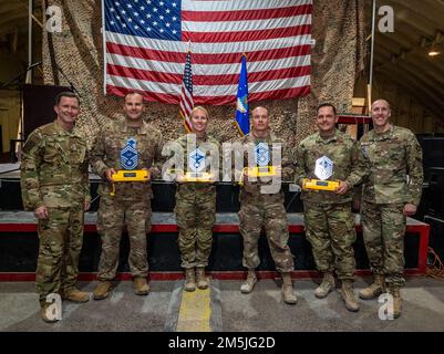 Führungspersönlichkeit des 332d Air Expeditionary Wing Stands neben dem neuesten Senior-Sergeant von Team Red Tail, der während einer Freigabeparty an einem geheimen Ort in Südwestasien am 19. März 2022 ausgewählt wird. In diesem Jahr wählte die Air Force 1.433 von 17.419 infrage kommenden Master Sergeants für die Beförderung zum Senior Master Sergeant aus, mit einer Auswahlrate von 8,28 Prozent. Stockfoto