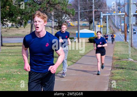 Poolees von Marine Corps Recruiting Station Pittsburgh, nehmen am Laufteil des ersten Krafttests während der jährlichen Reserve Pool-Funktion in Erie, Pennsylvania, am 19. März 2022 Teil. Die zukünftigen Marines wurden zusammengebracht, um sie sowohl körperlich als auch geistig auf das Rekrutierungstraining vorzubereiten, indem sie den ersten Krafttest absolvierten und sowohl mit aktiven Dienst- als auch Reservemannschaften sprachen. Stockfoto