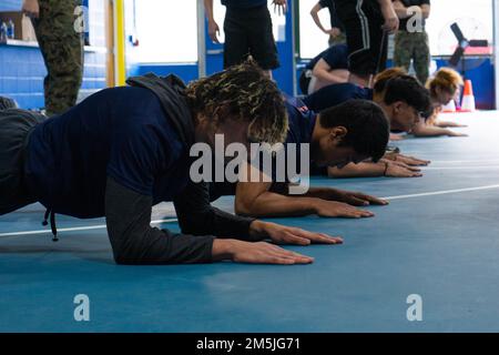 Poolees von Marine Corps Recruiting Station Pittsburgh, nehmen am Plank Teil des ersten Krafttests während der jährlichen Reserve Pool Function in Erie, Pennsylvania, 19. März 2022. Die zukünftigen Marines wurden zusammengebracht, um sich sowohl körperlich als auch geistig auf das Rekrutierungstraining vorzubereiten, indem sie den ersten Krafttest absolvierten und sowohl mit aktiven Dienst- als auch Reservemannschaften sprachen. Stockfoto