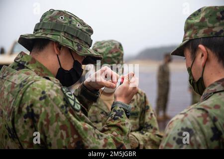 Soldaten mit dem 1. Amphibious Rapid Deployment Regiment (1ARDR), der japanischen Selbstverteidigungstruppe, errichten am 19. März 2022 im Combined Arms Training Center Camp Fuji, Japan, Feldantennen. 1ARDR Soldaten wurden gelehrt, wenn eine Antenne verwendet werden konnte und wie man eine baut. Die maritime Verteidigungsübung Amphibious Rapid Deployment Brigade ist eine bilaterale Übung, die die Interoperabilität verbessern und die Beziehungen zwischen den US-amerikanischen und japanischen Streitkräften zur Verteidigung Japans stärken soll. Stockfoto