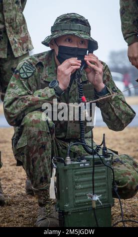 Ein Soldat mit dem Amphibious Rapid Deployment Regiment (1ARDR) von 1., der japanischen Ground Self-Defense Force, führt einen Funktest im Combined Arms Training Center Camp Fuji, Japan, am 19. März 2022 durch. 1ARDR Soldaten wurden gelehrt, wenn eine Antenne verwendet werden konnte und wie man eine baut. Die maritime Verteidigungsübung Amphibious Rapid Deployment Brigade ist eine bilaterale Übung, die die Interoperabilität verbessern und die Beziehungen zwischen den US-amerikanischen und japanischen Streitkräften zur Verteidigung Japans stärken soll. Stockfoto