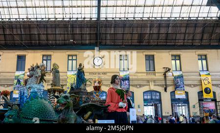 Religiöse Statuen im Inneren der Haupthalle im Estació del Nord oder Nordbahnhof Stockfoto