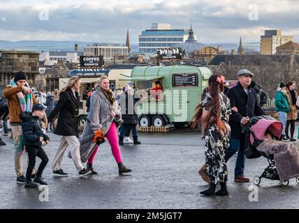 Besucher und Touristen auf der Edinburgh Castle Esplanade im Winter mit Kaffeevans, Schottland, Großbritannien Stockfoto