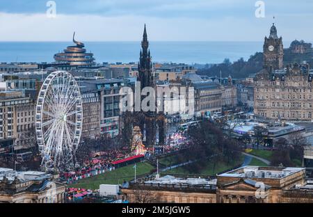 Blick von oben auf den Weihnachtsmarkt und Big Wheel, Princes Street Gardens, Edinburgh City Centre, Schottland, Großbritannien Stockfoto