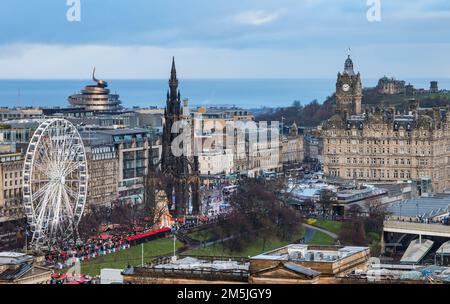 Blick von oben auf den Weihnachtsmarkt und Big Wheel, Princes Street Gardens, Edinburgh City Centre, Schottland, Großbritannien Stockfoto