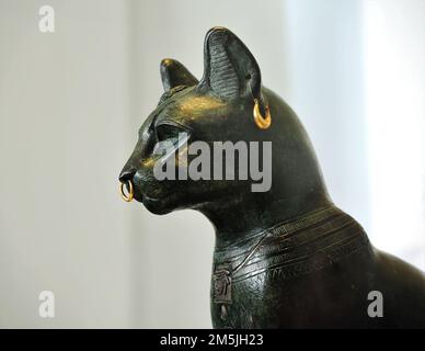 LONDON UK - 08-11-2017: Bronzekopf mit Darstellung der ägyptischen Göttin Bastet, Heimgöttin, Katzen, Frauen, Fruchtbarkeit und Geburten. Sie wird in B gespeichert Stockfoto