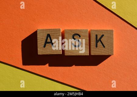 FRAGEN Sie, Geschäftsakronym für Fähigkeiten, Fertigkeiten, Wissen in hölzernen Buchstaben isoliert im Hintergrund Stockfoto