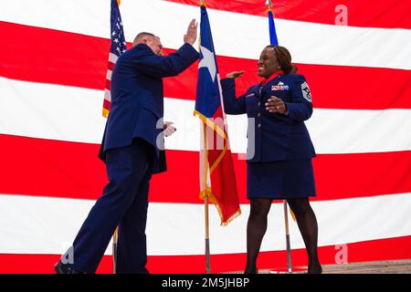 Chief Master Sgt. LaTasha Mitchell, High Fives Brig. Gen. Matthew Barker, Stabschef, Hauptquartier der Texas Air National Guard, während ihrer Ruhestandszeremonie, die mehr als 24 Jahre als Citizen Airmen umfasste, in einer Zeremonie am 19. März 2022 in der Naval Air Station Joint Reserve Base Fort Worth, Texas. Ihre Führung und Mentorenschaft während ihrer Zeit als Guardsman umfasste viele Einsätze, darunter Senior Enlisted Leader der Texas Air National Guard und die erste afroamerikanische Kommandoleiterin für den 136. Luftwaffenflügel hier zu sein. Stockfoto