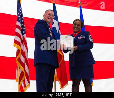 Chief Master Sgt. LaTasha Mitchell, Senior Enlisted Leader der Texas Air National Guard, erhält ihre Ruhestandsbescheinigung von Brigadevorsitzendem Offizier. Gen. Matthew Barker, Stabschef, Hauptquartier der Texas Air National Guard, bei einer Zeremonie, die mehr als 24 Jahre als Citizen Airmen umfasste, am 19. März 2022 in der Naval Air Station Joint Reserve Base Fort Worth, Texas. Ihre Führung und Mentorenschaft während ihrer Zeit als Guardsman umfasste viele Aufgaben, darunter die erste afroamerikanische Kommandoleiterin für den 136. Luftwaffenflügel hier zu sein. Stockfoto