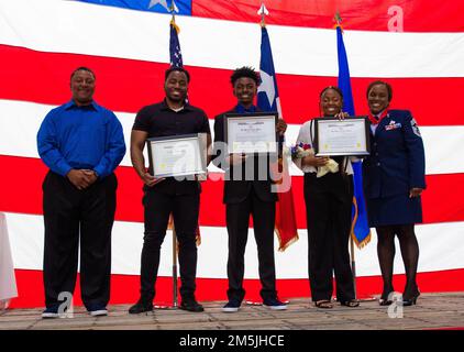 Chief Master Sgt. LaTasha Mitchell, Senior Enlisted Leader der Texas Air National Guard, überreicht ihrer Familie am 19. März 2022 bei einer Zeremonie über 24 Jahre als Citizen Airmen in der Naval Air Station Joint Reserve Base Fort Worth, Texas, eine Kindermedaillenmedaille. Ihre Führung und Mentorenschaft während ihrer Zeit als Guardsman umfasste viele Aufgaben, darunter die erste afroamerikanische Kommandoleiterin für den 136. Luftwaffenflügel hier zu sein. Stockfoto