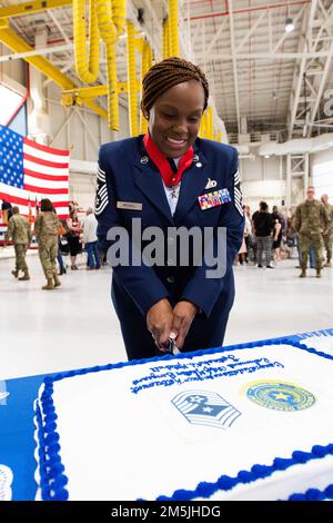 Chief Master Sgt. LaTasha Mitchell, Senior Enlisted Leader der Texas Air National Guard, schneidet nach einer Zeremonie am Naval Air Station Joint Reserve Base Fort Worth, Texas, am 19. März 2022 ihren Ruhestandskuchen, der sich auf mehr als 24 Jahre als Citizen Airmen erstreckt. Ihre Führung und Mentorenschaft während ihrer Zeit als Guardsman umfasste viele Aufgaben, darunter die erste afroamerikanische Kommandoleiterin für den 136. Luftwaffenflügel hier zu sein. Stockfoto