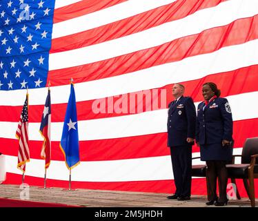 Chief Master Sgt. LaTasha Mitchell, Senior Enlisted Leader der Texas Air National Guard, steht neben Brig. Gen. Matthew Barker, Stabschef, Hauptquartier der Texas Air National Guard, während ihrer Ruhestandsfeier am 19. März 2022 in der Naval Air Station Joint Reserve Base Fort Worth, Texas, die mehr als 24 Jahre als Citizen Airmen zusammengelegt hat. Ihre Führung und Mentorenschaft während ihrer Zeit als Guardsman umfasste viele Aufgaben, darunter die erste afroamerikanische Kommandoleiterin für den 136. Luftwaffenflügel hier zu sein. Stockfoto