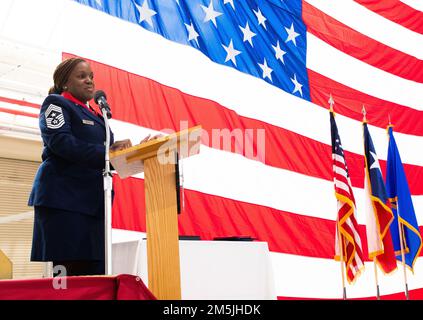 Chefmeisterin LaTasha Mitchell, Senior Enlisted Leader der Texas Air National Guard, spricht während ihrer Ruhestandszeremonie am 19. März 2022 an der Naval Air Station Joint Reserve Base Fort Worth, Texas, nach mehr als 24 Jahren als Citizen Airmen. Ihre Führung und Mentorenschaft während ihrer Zeit als Guardsman umfasste viele Einsätze, darunter die erste afroamerikanische Kommandoleiterin für den 136. Luftwaffenflügel hier. Stockfoto