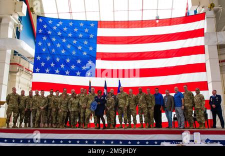 Chief Master Sgt. LaTasha Mitchell, Senior Enlisted Leader der Texas Air National Guard, versammelt sich mit allen Chief Master Sgts. An ihrer Ruhestandszeremonie am 19. März 2022 in Fort Worth, Texas. Ihre Führung und Mentorenschaft während ihrer Zeit als Guardsman umfasste viele Einsätze, darunter die erste afroamerikanische Kommandoleiterin für den 136. Luftwaffenflügel hier. Stockfoto