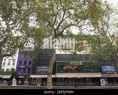 LONDON, Vereinigtes Königreich - CIRCA OKTOBER 2022: Odeon Luxe Leicester Square, Kino Stockfoto