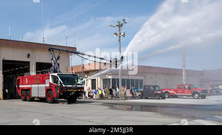 Feuerwehrleute der 374. Bauingenieurstaffel testeten die Wasserkanonen eines Feuerwehrautos für eine Reisegruppe während einer Gemeindeveranstaltung am Luftwaffenstützpunkt Yokota, Japan, 19. März 2022. Base Tours hilft dabei, ein positives Gemeinschaftsgefühl mit der lokalen Führung und den Bürgern zu schaffen, während es über die Rollen, die Airmen erfüllen, und die allgemeine Mission der Basis informiert und informiert. Der Luftwaffenstützpunkt Yokota spielt eine wichtige Rolle bei der Unterstützung des Pacific Air Command bei der kontinuierlichen Entwicklung und Stärkung der multinationalen Zusammenarbeit, wodurch die Fähigkeit zur Aufrechterhaltung sicherer und stabiler Luft- und Weltraumdomänen im gesamten Indo verbessert wird Stockfoto