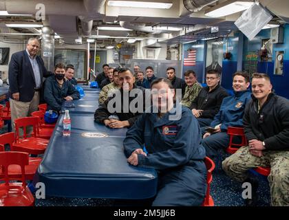 MARINESTÜTZPUNKT ROTA, Spanien (19. März 2022)- Marinesekretär Carlos Del Toro posiert für ein Foto mit einer Gruppe von Matrosen, die dem Raketenzerstörer USS Arleigh Burke (DDG 51) während seiner Tour durch die Marinestützstelle (NAVSTA) Rota am 19. März 2022 zugeteilt wurden. Marinestützpunkt Rota erhält die Flotte, ermöglicht den Kämpfer und unterstützt die Familie durch die Durchführung von Luftbetrieb, Hafenbetrieb, die Gewährleistung von Sicherheit, die Gewährleistung der Lebensqualität und die Bereitstellung der Kerndienstleistungen in den Bereichen Energie, Wasser, Treibstoff und Informationstechnologie. Stockfoto