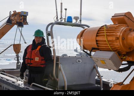 USA Küstenwache Petty Officer 3. Klasse Adolfo Hernandez, ein Maschinentechniker an Bord der Küstenwache Cutter Spar, posiert für ein Foto auf dem kleinen Boot nach der Durchführung von Kontrollen während der Fahrt im Atlantik, 19. März 2022. Spar und ihre Crew reisen nach Duluth, Minn. nach einer einjährigen Wartungszeit in Baltimore. Stockfoto