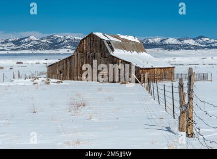 Die Schönheit der alten Scheunen, die noch immer im Wet Mountain Valley von Colorado zu finden sind, erinnert uns an seine Geschichte und sein Erbe. Stockfoto