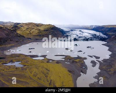 Eine Luftdrohne mit Blick auf ein riesiges Flussbett und Delta, Gletscherflusssystem in Island Stockfoto