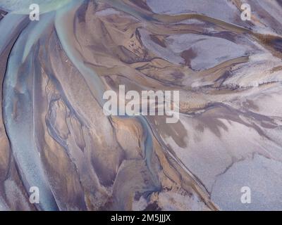 Eine Luftdrohne mit Blick auf ein riesiges Flussbett und Delta, Gletscherflusssystem in Island Stockfoto
