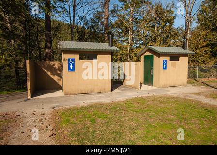 Outhouses am Lake of the Woods Rest Stop am Trans Canada Highway in Hope, British Columbia, Kanada Stockfoto