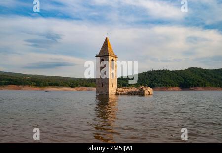 Kirche Sant Romà de Sau. Sau-Reservoir (Botschaft von Sau). Vilanova de Sau, Osona, Barcelona, Spanien, Europa. Stockfoto