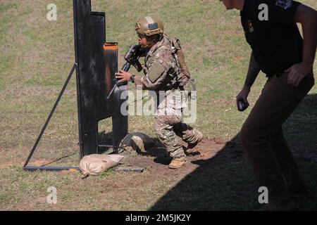 Mehr als 220 Soldaten traten in den 2022 USA an Army Small Arms Championships in Fort Benning, Georgia, 13.-19. März. Der einwöchige Wettkampf, bekannt als All Army, ist ein jährlicher Wettkampf, der von den USA veranstaltet wird Army Marksmanship Unit (USAMU) in Verbindung mit dem Maneuver Center of Excellence (MCOE), das Soldaten aus allen Bereichen zusammenbringt: Aktiver Dienst, Reserve, Nationalgarde und ROTC. Während dieser Schießerei traten die Soldaten in neun verschiedenen Schusslinien gegeneinander an und schossen über 146.000 Schuss Gewehr- und Pistolenmunition ab. Obwohl alle Armee die Soldaten begehrten Trophäen und Stockfoto